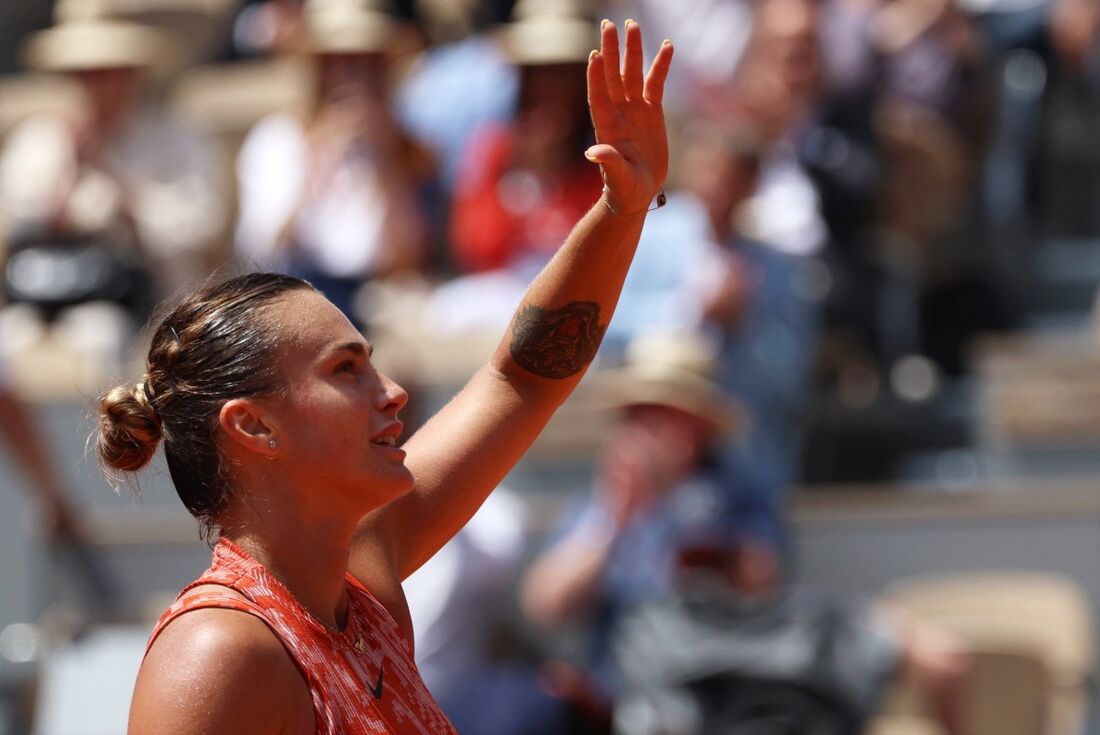 Sabalenka comemora depois de vencer sua partida individual feminina das oitavas de final, contra a americana Emma Navarro 