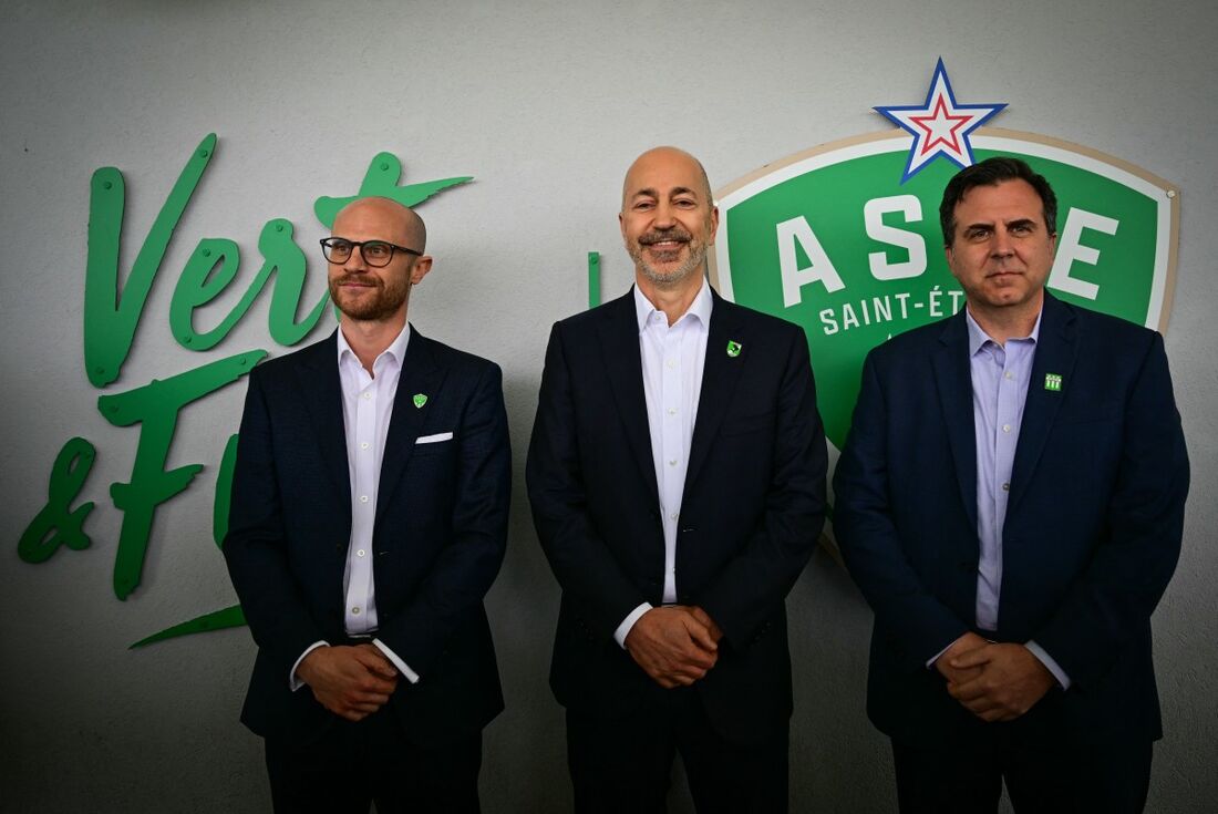 Ivan Gazidis (centro) assume o comando da presidência do Saint-Etienne 