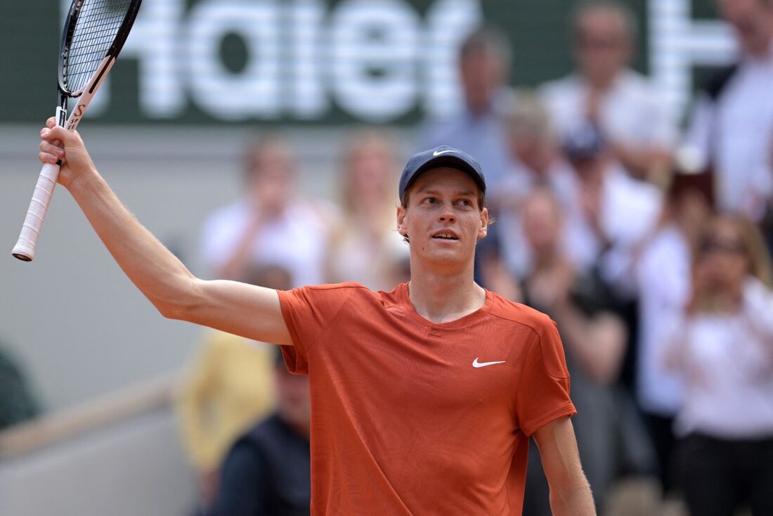 O italiano Jannik Sinner comemora após vencer o búlgaro Grigor Dimitrov no final da partida individual masculina das quartas de final