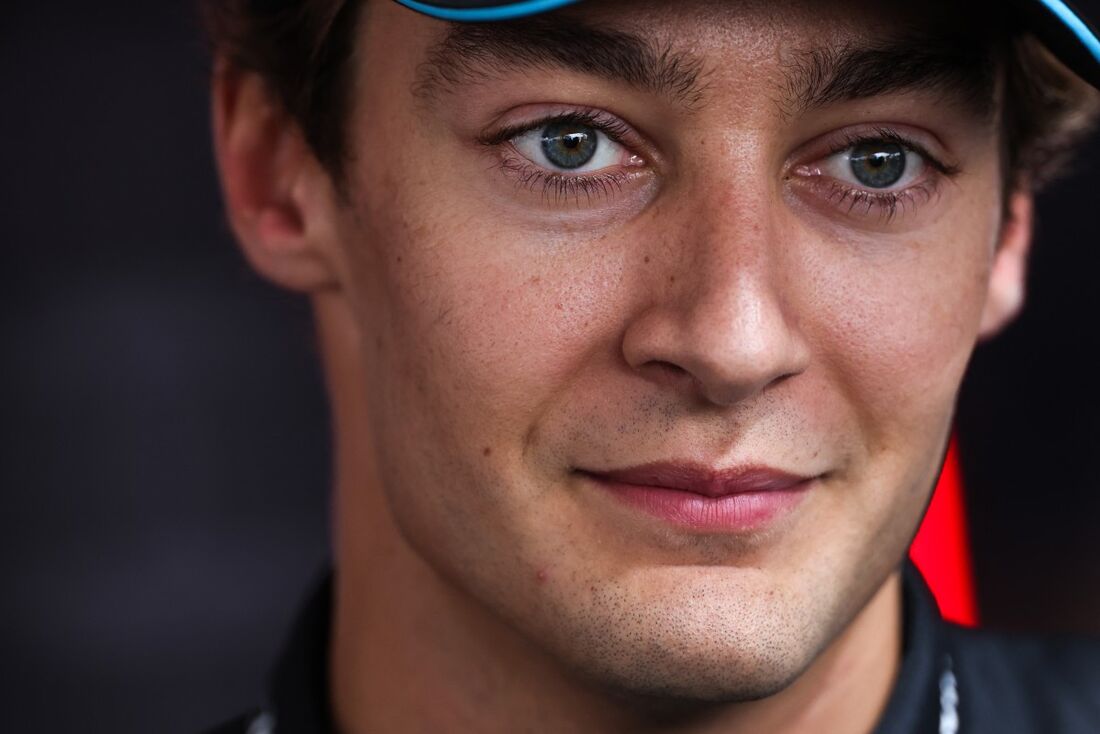 O piloto britânico da Mercedes, George Russell, em entrevista após conquistar a pole position durante a sessão de qualificação para o GP de Fórmula 1 do Canadá 