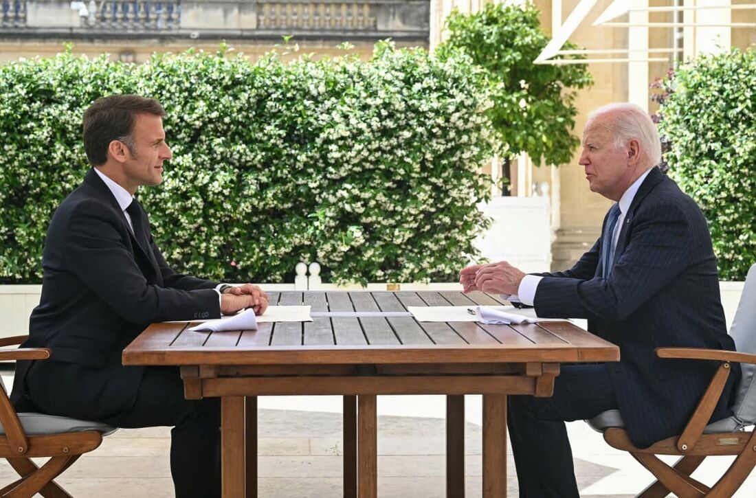 O presidente dos EUA, Joe Biden, e o presidente da França, Emmanuel Macron, participam de uma reunião bilateral no Palácio Presidencial do Eliseu, em Paris.