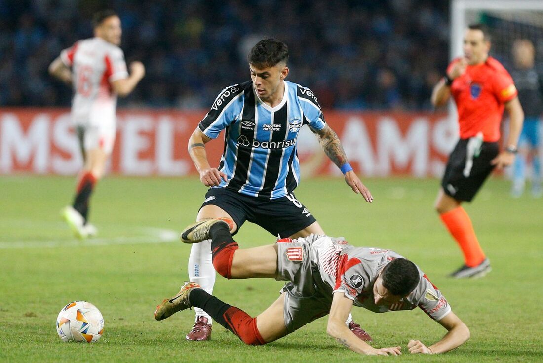 Lance de jogo entre Grêmio e Estudiantes