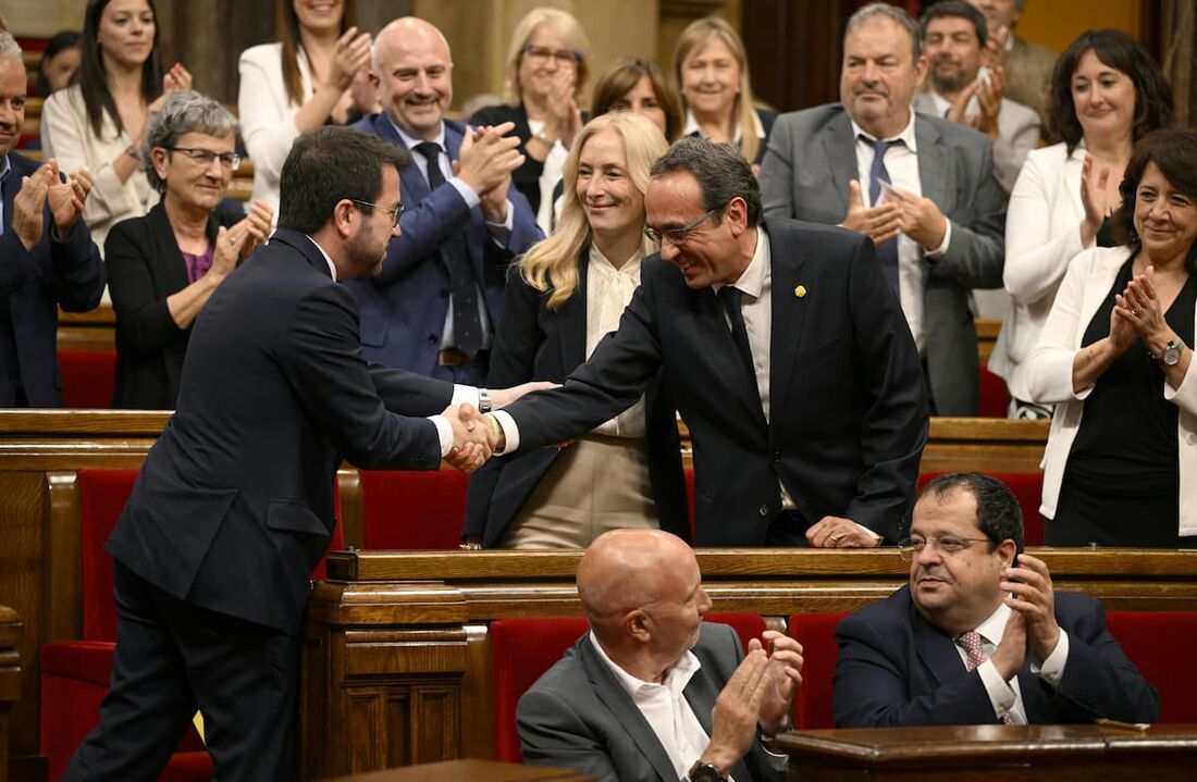 O deputado Josep Rull é felicitado pelo presidente regional cessante da Catalunha.