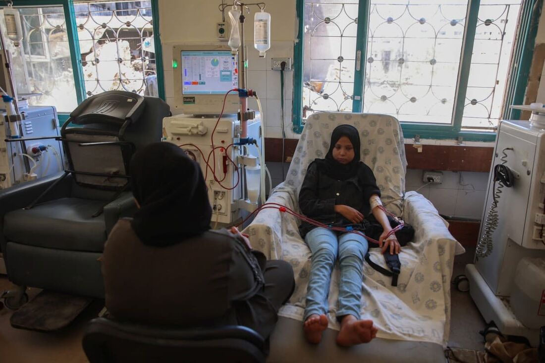 Um paciente recebe tratamento no centro de diálise do hospital Al-Shifa após sua reabilitação na cidade de Gaza