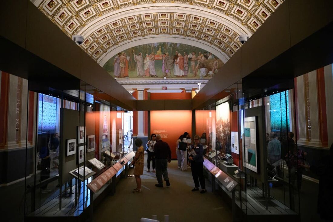 Uma visão geral de "Collecting Memories: Treasures from the Library of Congress", a exposição inaugural da nova David M. Rubenstein Treasures Gallery na Biblioteca do Congresso em Washington.