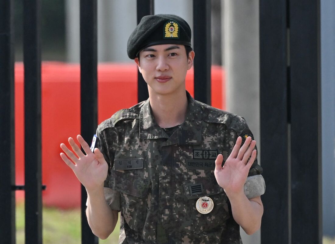 Jin, estrela do BTS, conclui serviço militar na Coreia do Sul