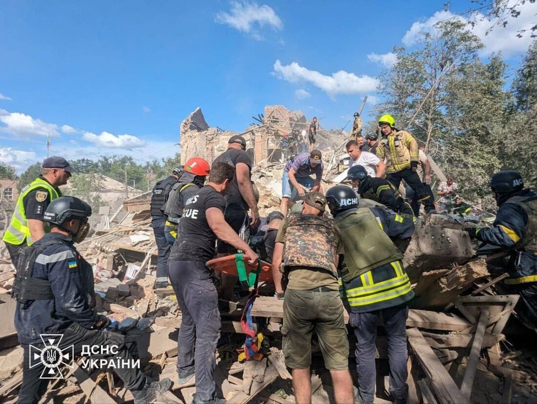 Equipes de resgate trabalhando no local após um ataque com mísseis em Kryvyi Rig, em meio à invasão russa da Ucrânia