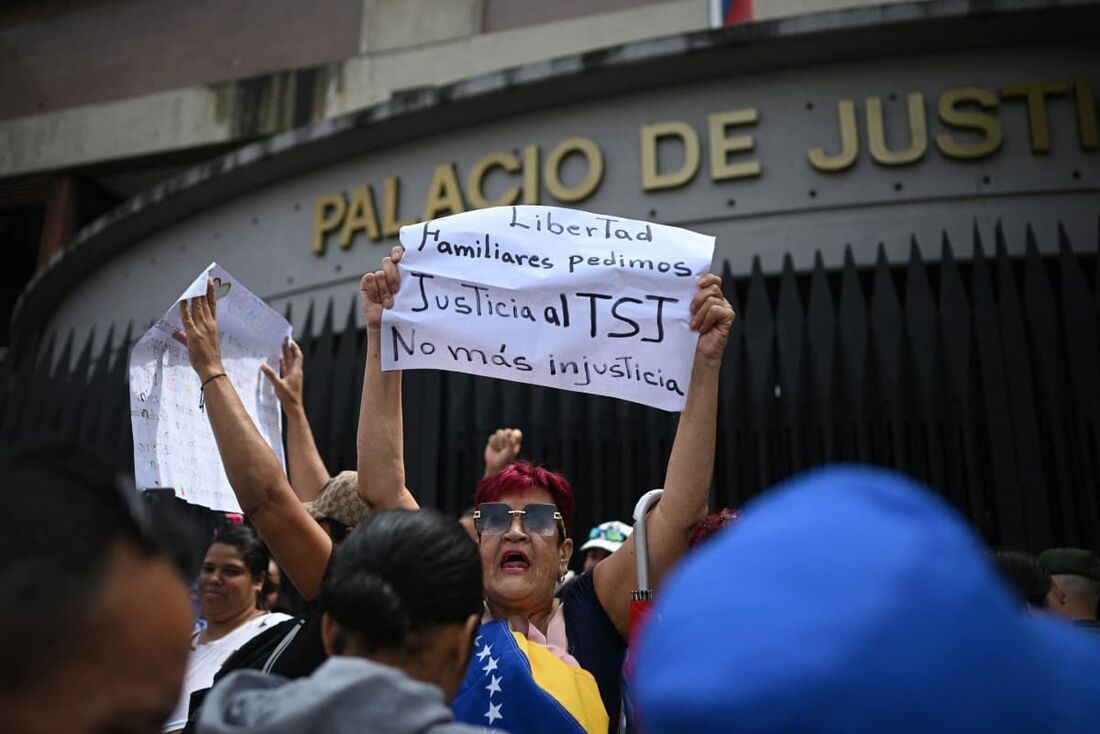 Pessoas participam de manifestação para exigir melhores condições para seus familiares presos em frente ao Palácio da Justiça, em Caracas