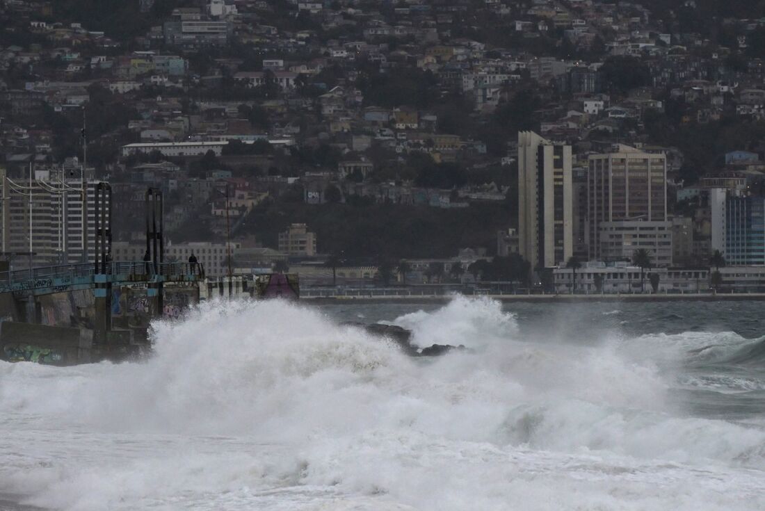 Fortes ondas marítimas são retratadas perto da costa de Viña del Mar, Chile