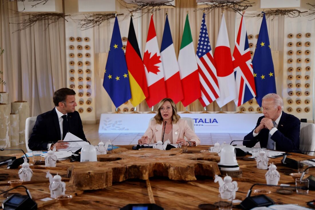 O presidente francês Emmanuel Macron, o primeiro-ministro italiano Giorgia Meloni e o presidente dos EUA Joe Biden participam de uma sessão de trabalho no resort Borgo Egnazia para a Cúpula do G7 