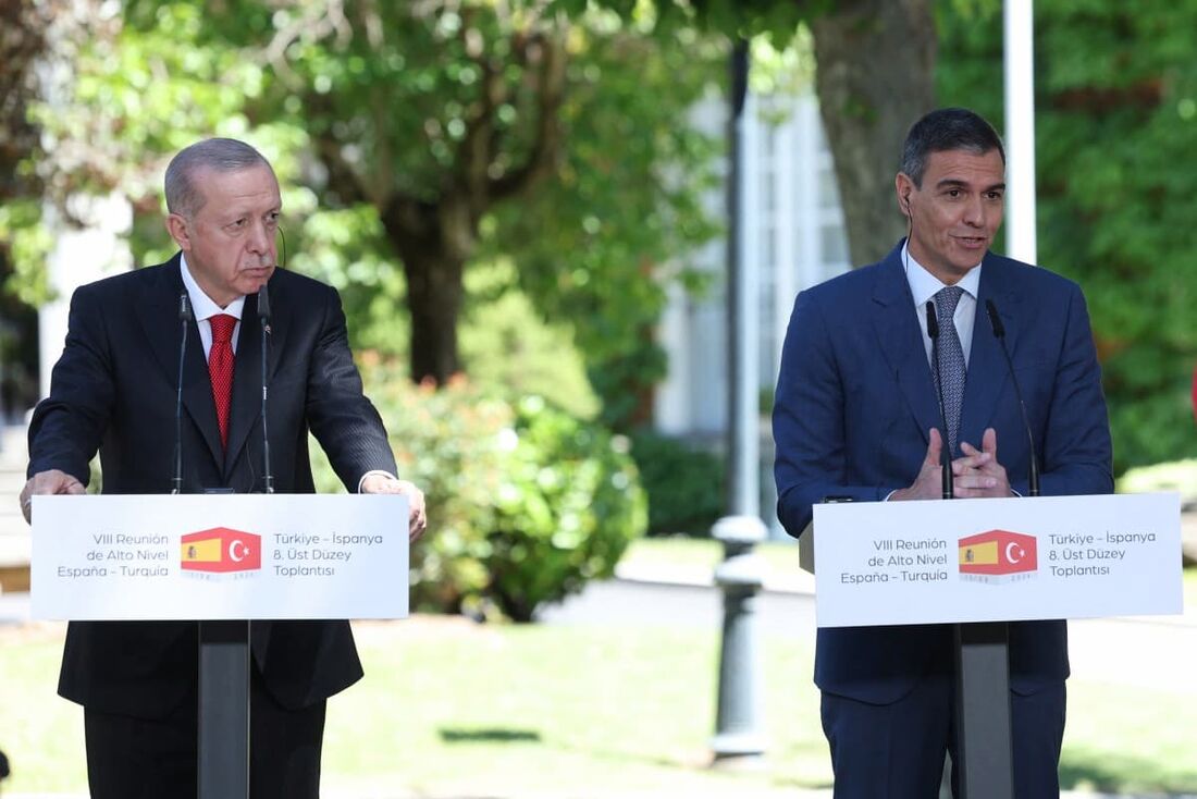 O presidente turco, Recep Tayyip Erdogan (esq), e o primeiro-ministro espanhol, Pedro Sanchez, realizam uma conferência de imprensa conjunta no Palácio La Moncloa, em Madrid