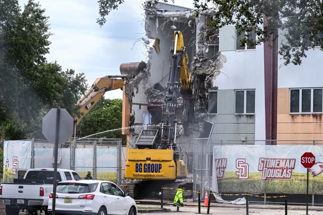 Equipes começam a demolir o prédio onde dezessete pessoas foram mortas durante o tiroteio em massa de 2018 na Marjory Stoneman Douglas High School