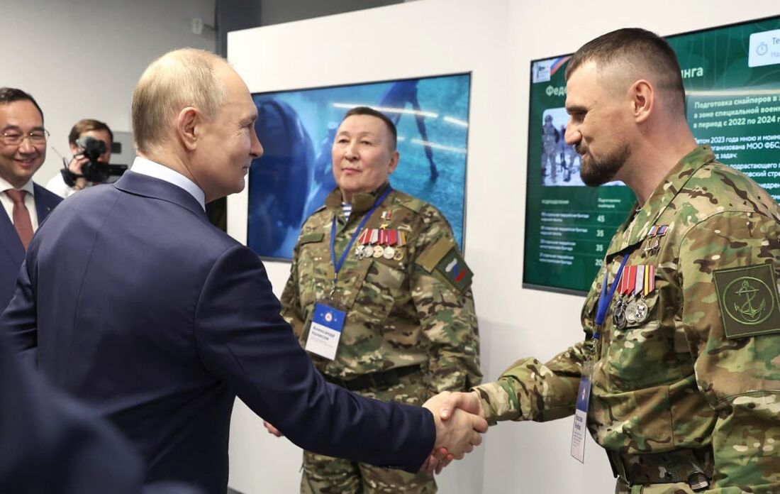 O presidente russo, Vladimir Putin, encontra veteranos de conflito em uma exposição apresentando amostras de produtos industriais usados na Ucrânia