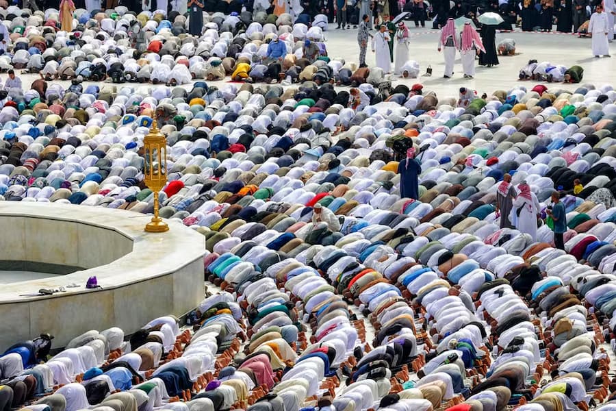 Peregrinos muçulmanos oram ao redor da Kaaba, o santuário mais sagrado do Islã, na Grande Mesquita na cidade sagrada de Meca, no final da peregrinação anual do Hajj 