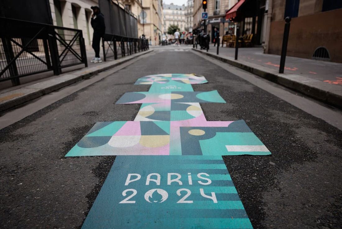 Adesivos com os dizeres "Paris 2024" antes dos Jogos Olímpicos em uma rua de Paris