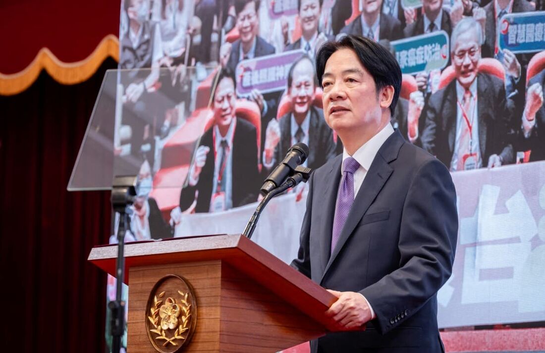 Presidente de Taiwan, Lai Ching-te, falando durante uma conferência de imprensa no Gabinete Presidencial em Taipei.