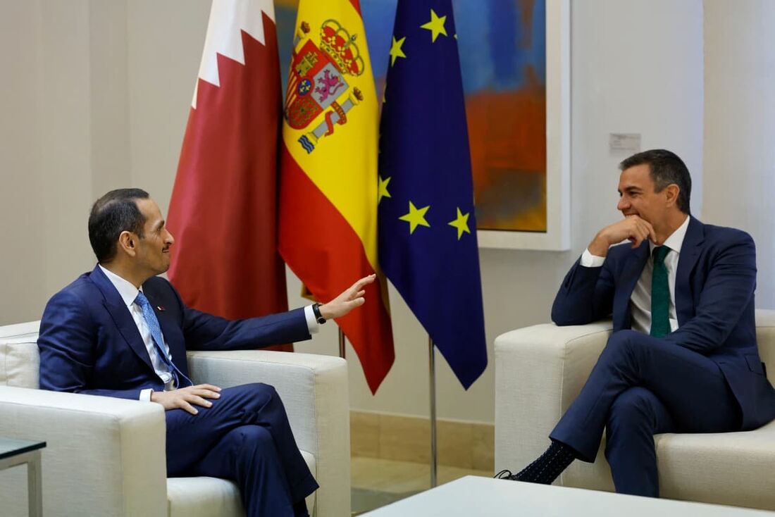 O primeiro-ministro da Espanha, Pedro Sanchez (direi.), conversa com o primeiro-ministro do Catar, Mohammed bin Abdulrahman al-Thani