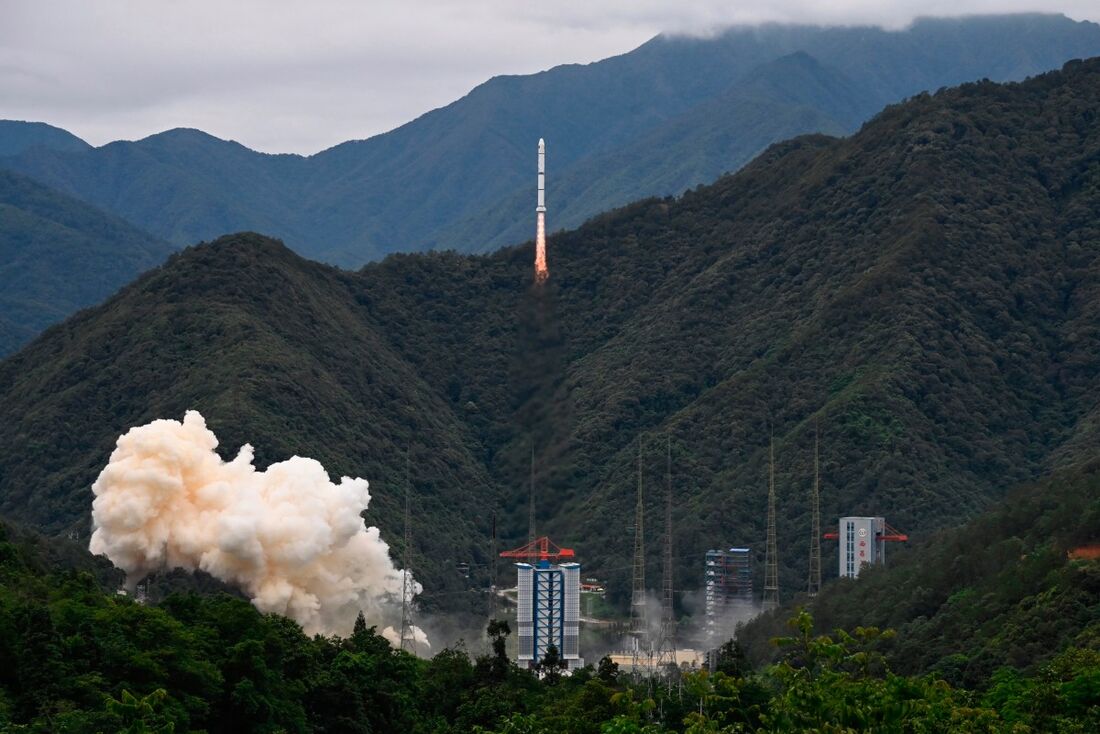 Monitor de Objetos Variáveis Espaciais (SVOM), decola de uma base espacial em Xichang, na província de Sichuan, no sudoeste da China