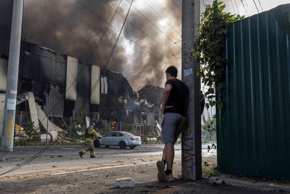 Bombeiros trabalham para extinguir um incêndio no local de um ataque com mísseis russos em Odesa em meio à invasão russa da Ucrânia