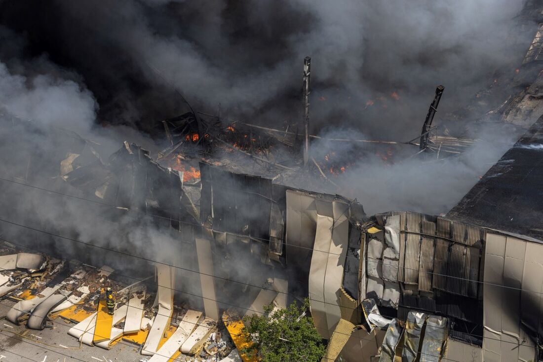 Bombeiros trabalham para extinguir um incêndio no local de um ataque com mísseis russos em Odesa