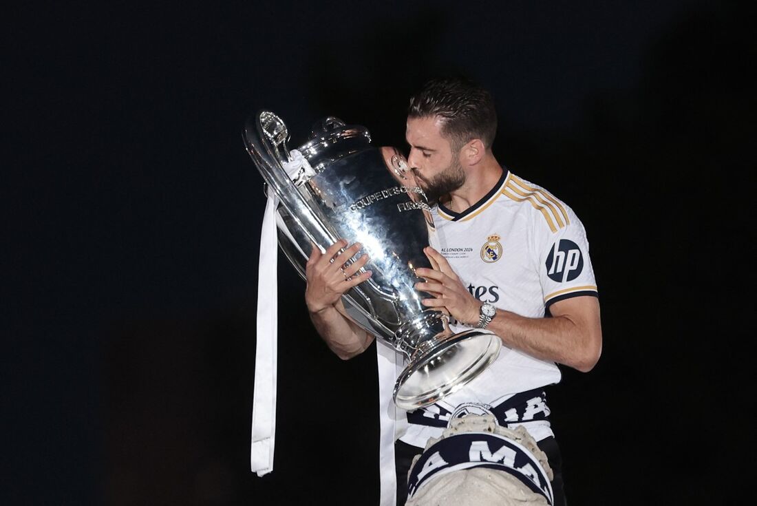 Nacho beija taça da última Liga dos Campeões