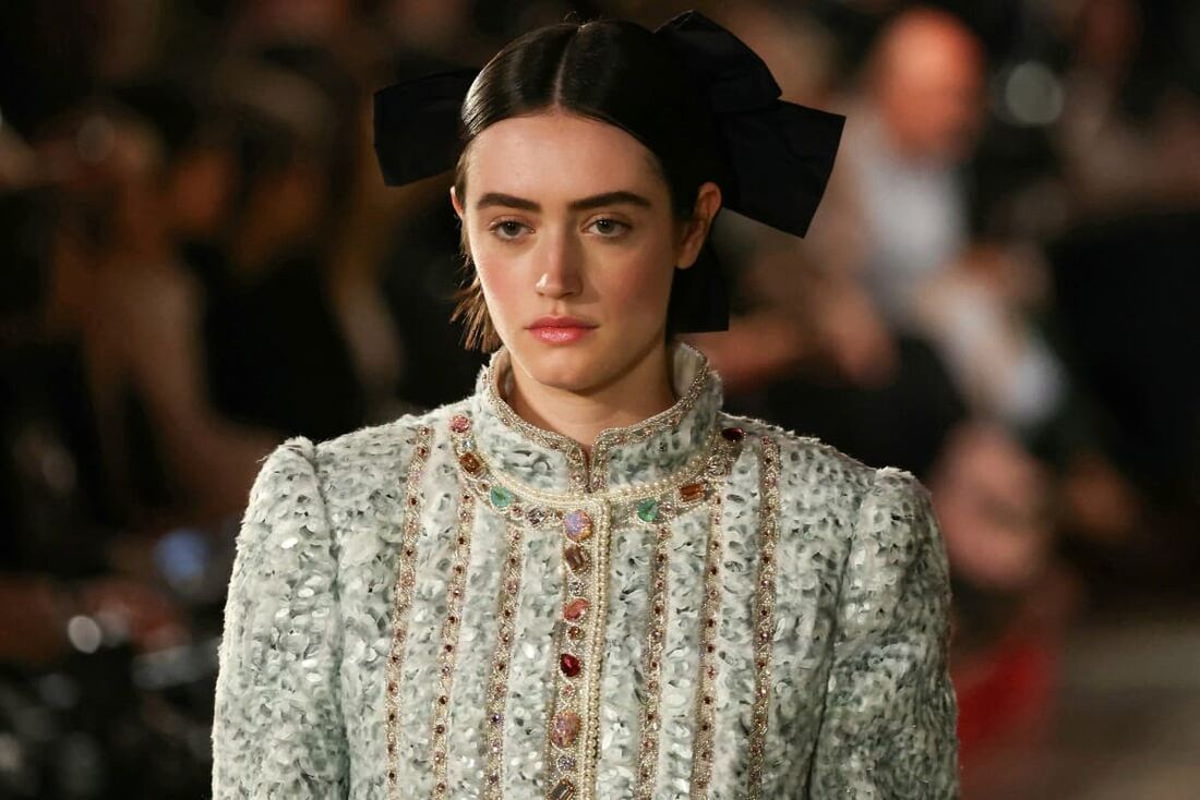 Uma modelo apresenta uma criação da Chanel durante o desfile de alta costura outono/inverno 2024, como parte da Paris Fashion Week, na casa de ópera Palais Garnier