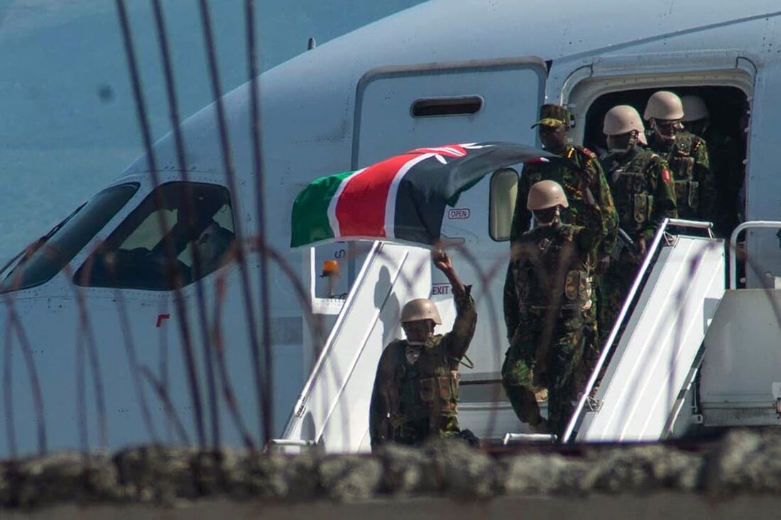 As forças de segurança quenianas chegam ao Aeroporto Internacional Toussaint Louverture, em Porto Príncipe