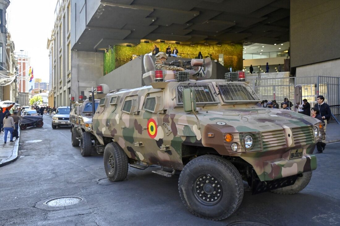 Tanques circularam pelo país nesta quarta-feira (26)