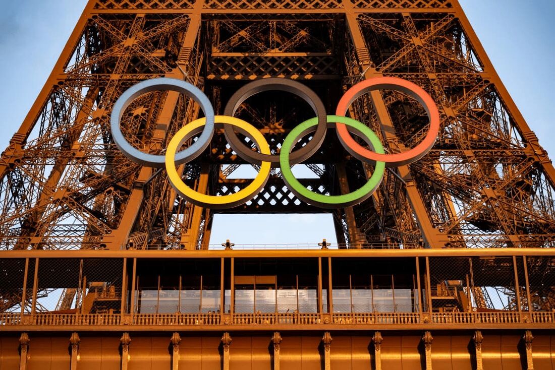 Anéis olímpicos na Torre Eiffel, antes dos próximos Jogos Olímpicos de Paris 2024