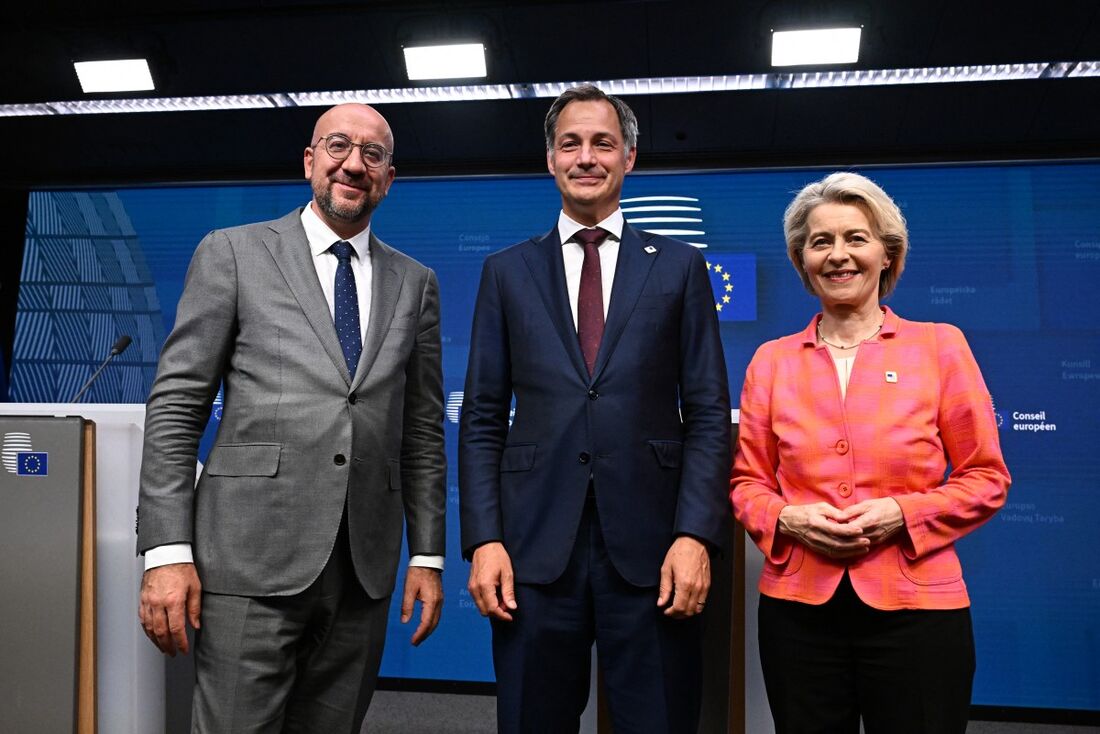 O presidente do Conselho Europeu, Charles Michel (L), o primeiro-ministro da Bélgica, Alexander De Croo, e a presidente da Comissão Europeia, Ursula von der Leyen