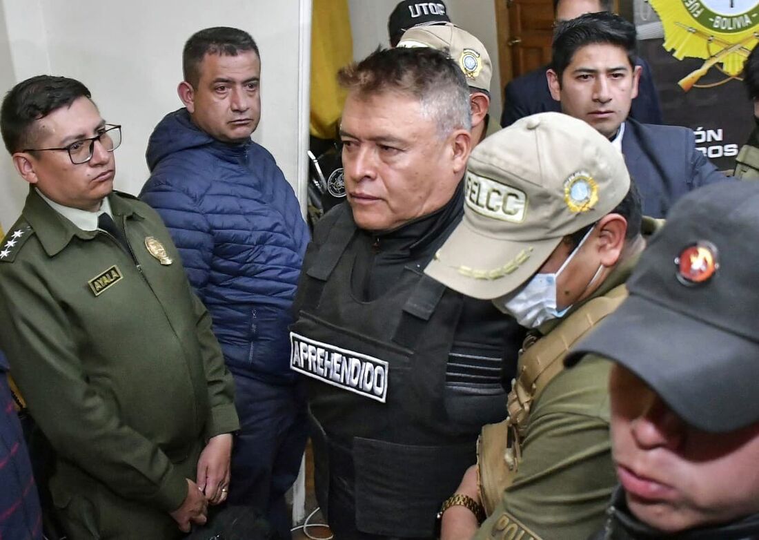 O agora demitido chefe do exército boliviano, general Juan José Zuniga (C), é escoltado por policiais após sua prisão, após liderar um movimento militar que tentou tomar à força o palácio do governo.