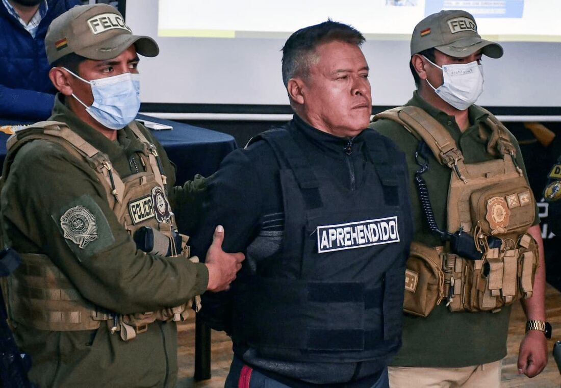  O agora demitido chefe do Exército boliviano, general Juan José Zuniga (C), é escoltado por policiais após sua prisão