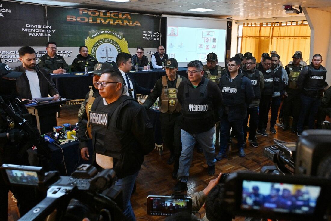 Os militares foram escoltados por policiais após sua prisão, acusados de serem cúmplices do agora demitido chefe do Exército, general Juan José Zuniga, depois de liderar um movimento militar que tentou tomar à força o palácio do governo em La Paz