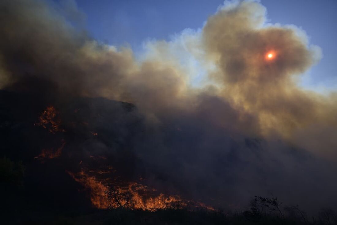 Dezenas de incêndios florestais na Grécia, que enfrenta um verão complicado