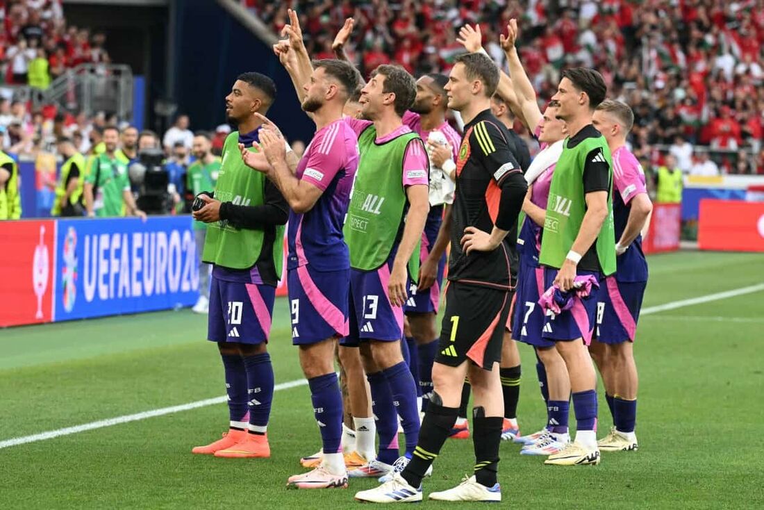 Jogadores da Alemanha celebram vitória sobre Hungria com a torcida