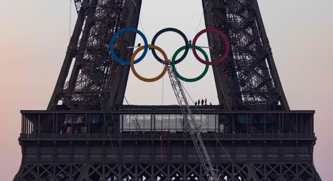 Arcos Olímpicos são instalados na Torre Eiffel