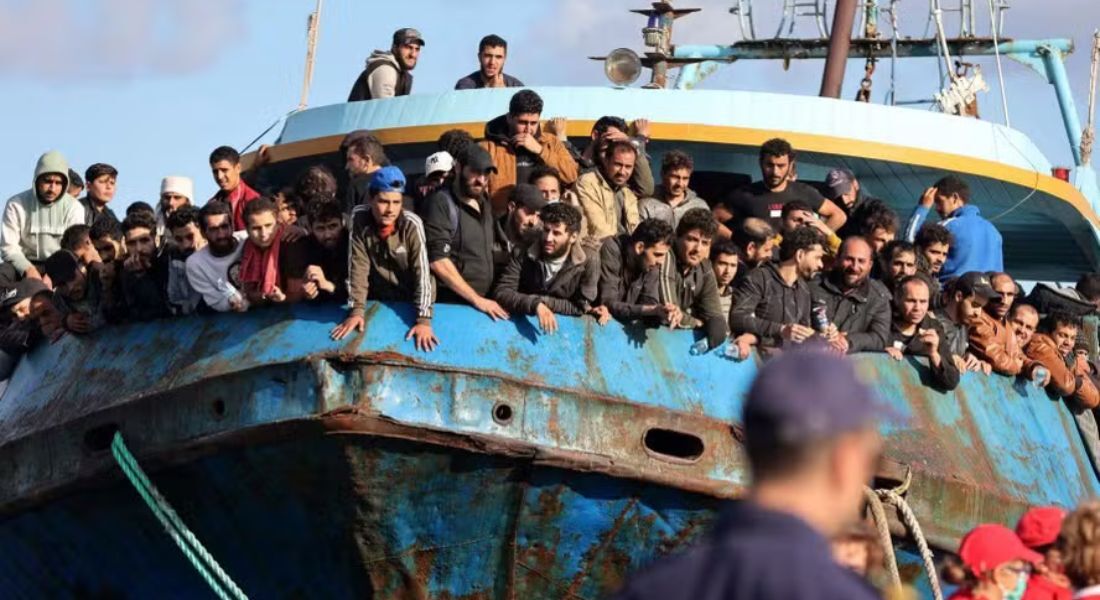 Barco com refugiados chega à Ilha de Creta, na Grécia