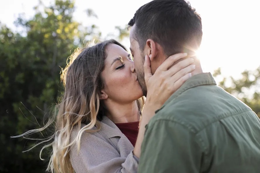 Casal se beijando 