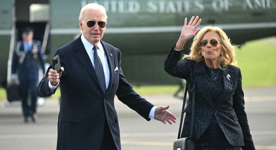 Joe Biden e a esposa, Jill, ao desembarcarem para a cerimônia do Dia D. 