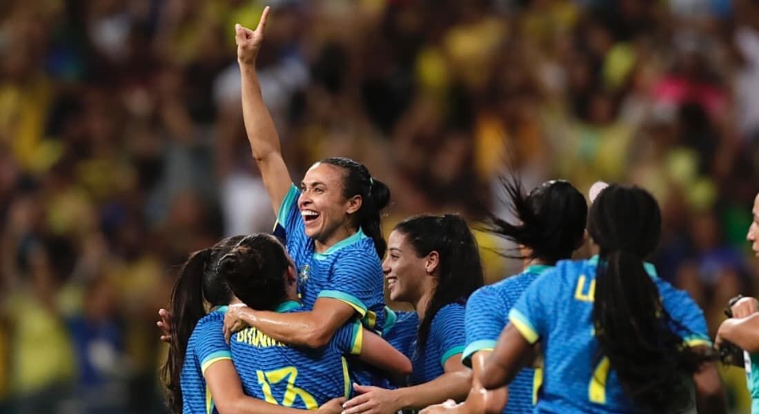 Marta e jogadoras comemoram gol