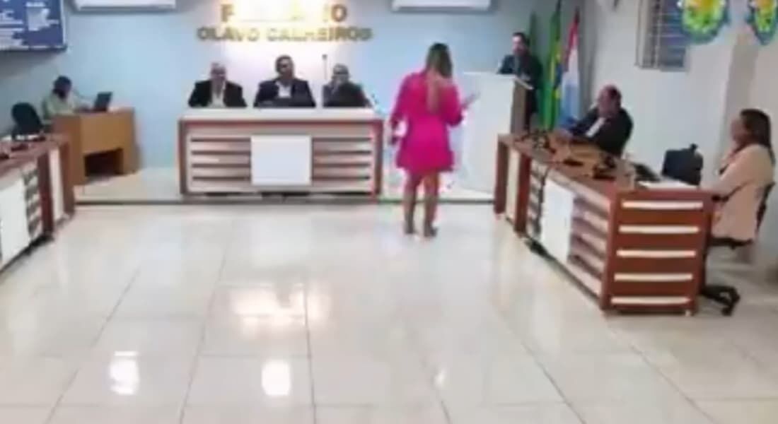 Mulher grávida invadiu a sessão da Câmara Municipal de Murici (AL) para cobrar paternidade a vereador 