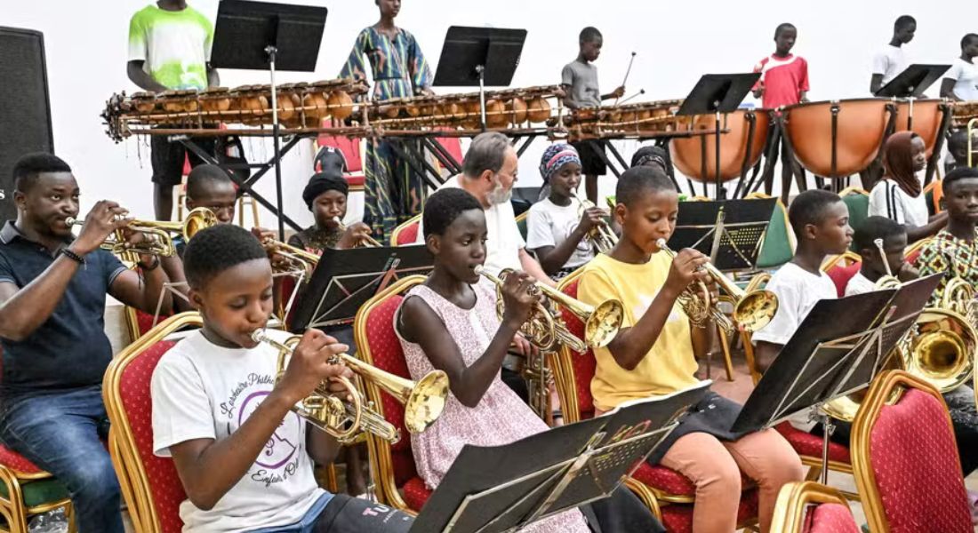 Orquestra sinfônica para crianças da Costa do Marfim trazem uma nota de esperança para a vida dos jovens