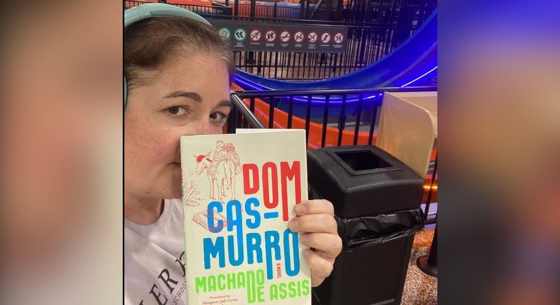 "Dom Casmurro" : Influenciadora americana Courtney Henning Novak começa a ler obra brasileira