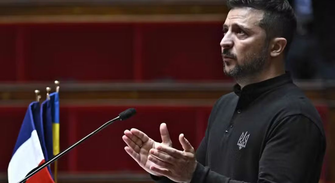 O presidente da Ucrânia, Volodymyr Zelensky, discursa no Parlamento da França