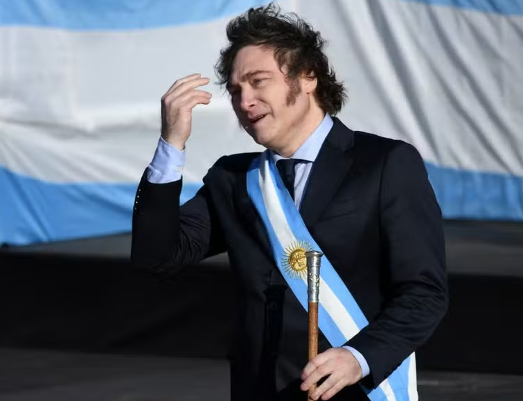 O presidente da Argentina, Javier Milei, durante comemorações do Dia da Bandeira no Memorial da Bandeira Nacional em Rosário, Santa Fé, Argentina