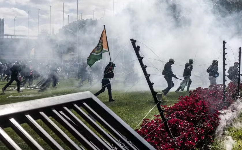 Manifestantes invadindo o Parlamento no Quênia 