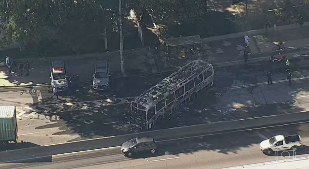 Ônibus foi incendiado na Avenida Brasil, na altura da Fundação Oswaldo Cruz, a mando do traficante