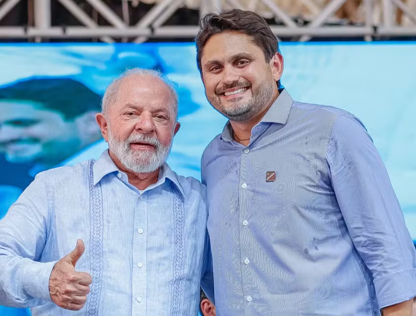 O presidente Luiz Inácio Lula da Silva e o ministro das Comunicações, Juscelino Filho, durante cerimônia em Santarém (PA) em 2023 