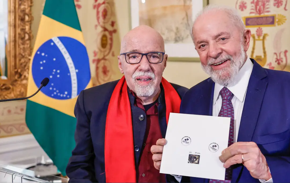 Paulo Coelho e Lula com selo comemorativo dos 35 anos da obra O Alquimista, de Paulo Coelho 