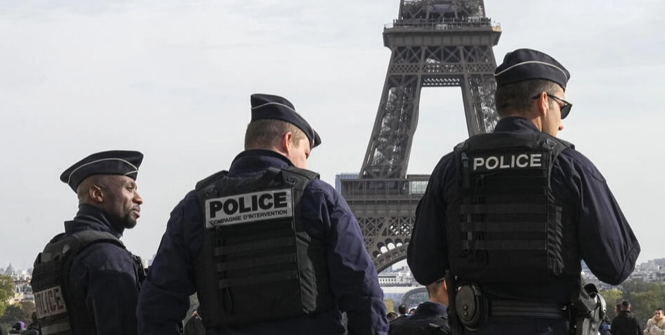 Policiais patrulham torre Eiffel em Paris